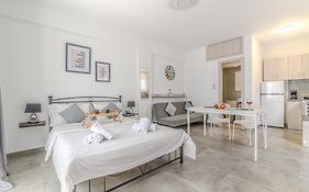 Spacious Flat For Friends & Couples With Balcony